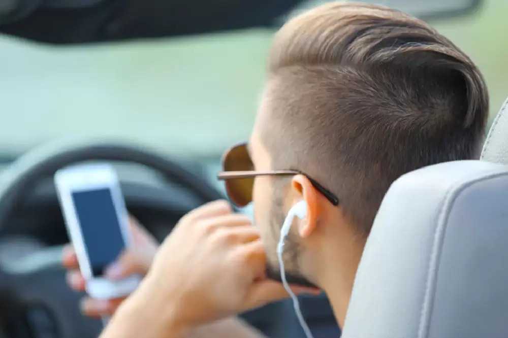 Use of Headphones While Driving May Soon Attract Penalty in Maharashtra 
