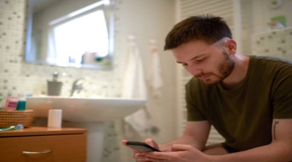 Using Your Phone in the Bathroom Might Seem Harmless—But It’s Affecting Your Body and Brain More Than You Realize