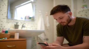 Using Your Phone in the Bathroom Might Seem Harmless—But It’s Affecting Your Body and Brain More Than You Realize