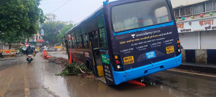 Pune: PMPML Bus Gets Stuck In Pothole Amid Careless Work In Warje Malwadi