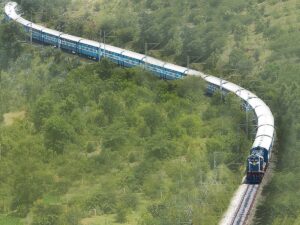 Did You Know, World's Longest Train Runs Through Maharashtra, Stretching Over 3.5 Km with 295 Coaches? Watch Video 