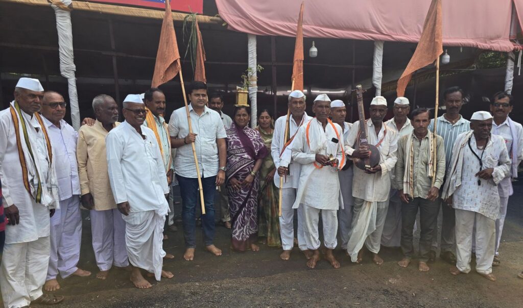 Pune: Devotees, Residents Join Hands Amid Rains To Welcome Warkaris