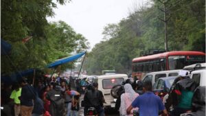 Pune Monsoon Rush: Tourists Swarm Sinhagad Fort, Tamhini Ghat; Traffic Jams Bring Weekend Chaos