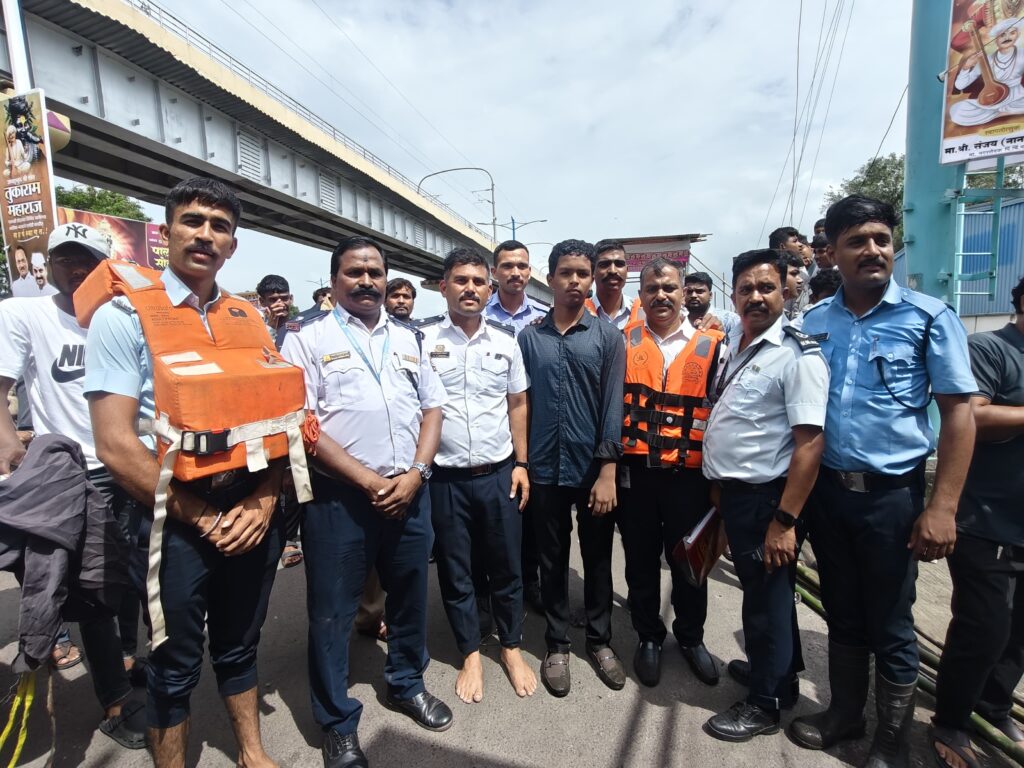 15 Year Old Boy Rescued From River Near Dapodi Bridge By Pune, PCMC Fire Brigade Teams