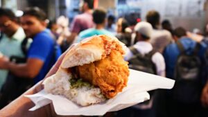 Why Mumbaikars Queue Up Daily at This 86-Year-Old Vada Pav Icon Near CST