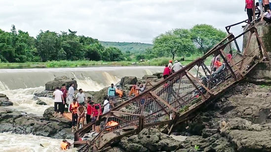 25 Pune Bridges Declared Unsafe After PWD Audit; Major Repairs Begin Across District, Tulapur Bridge Closed to Heavy Vehicles