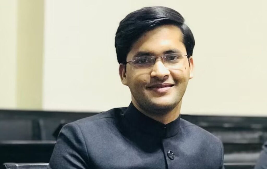 India’s Youngest IAS Officer: Son of Rickshaw Driver and Farm Labourer from Maharashtra’s Shelgaon Inspires Millions