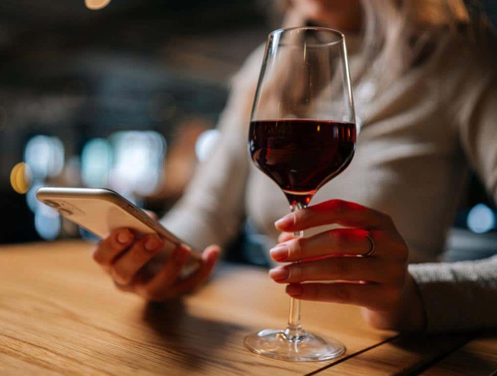 Pune Nightlife Scam: Women Lure Men via Dating Apps to Costly Clubs, Order Liquor, Disappear—Victims Face Huge Bills, Seek Police Probe