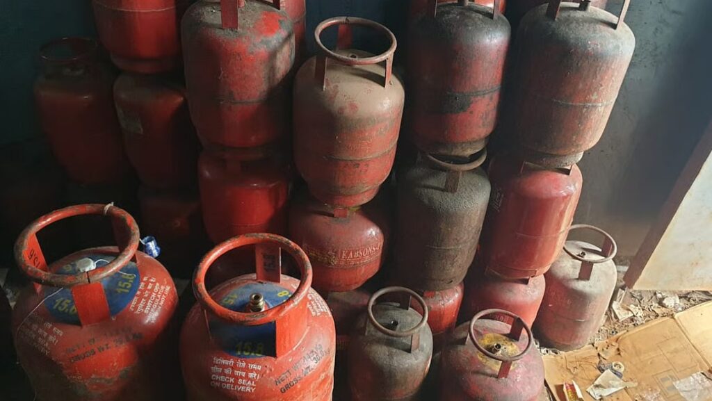 Pimpri Chinchwad Crime Branch Busts Illegal LPG Refilling Racket in Hinjawadi; 148 Cylinders Seized