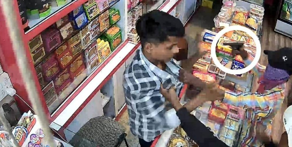 Chikki Vendor Robbed at Gunpoint in Lonavala; CCTV Footage Sparks Fear Among Traders