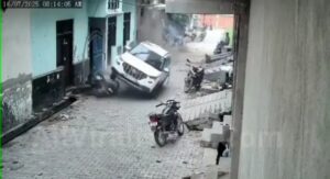 Teenagers Behind the Wheel: Children Crash SUV Into Bikes on Haryana Street, Narrowly Miss Hitting Pedestrians(VIDEO)