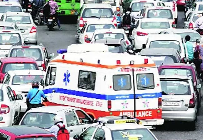 Woman Gives Birth on Pune Roadside as Ambulance Stuck in Traffic; Locals Step Up in Heroic Act