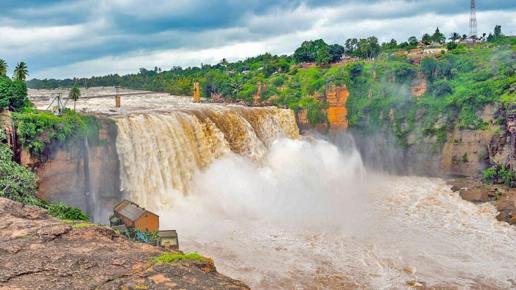 Skip Lonavala and Mahabaleshwar: Dandoba Hills and Gokak Waterfalls Emerge as Hidden Gems Near Sangli