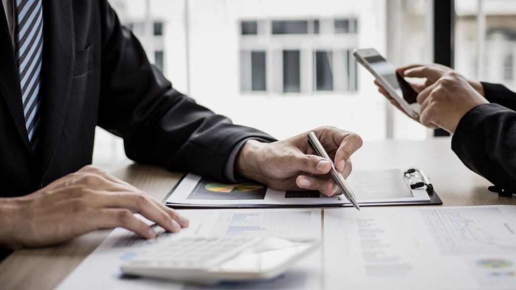 Business vs Startup: Understanding the Key Differences, Challenges & Growth Strategies