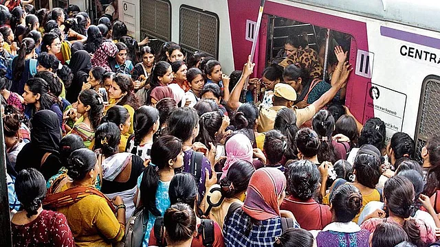 35 Lakh Daily Commuters: Central Railway Urges 800 Mumbai Offices to Change Work Hours