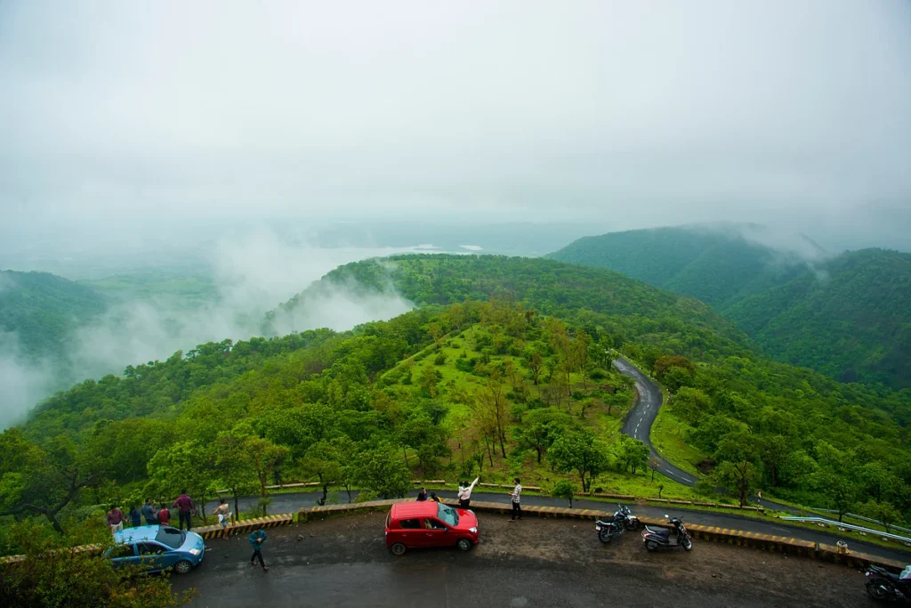 This Hill Station in Maharashtra Overwhelmed by Tourist Rush; 10 KM Traffic, Water and Food Crisis Reported!