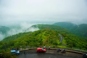 This Hill Station in Maharashtra Overwhelmed by Tourist Rush; 10 KM Traffic, Water and Food Crisis Reported!