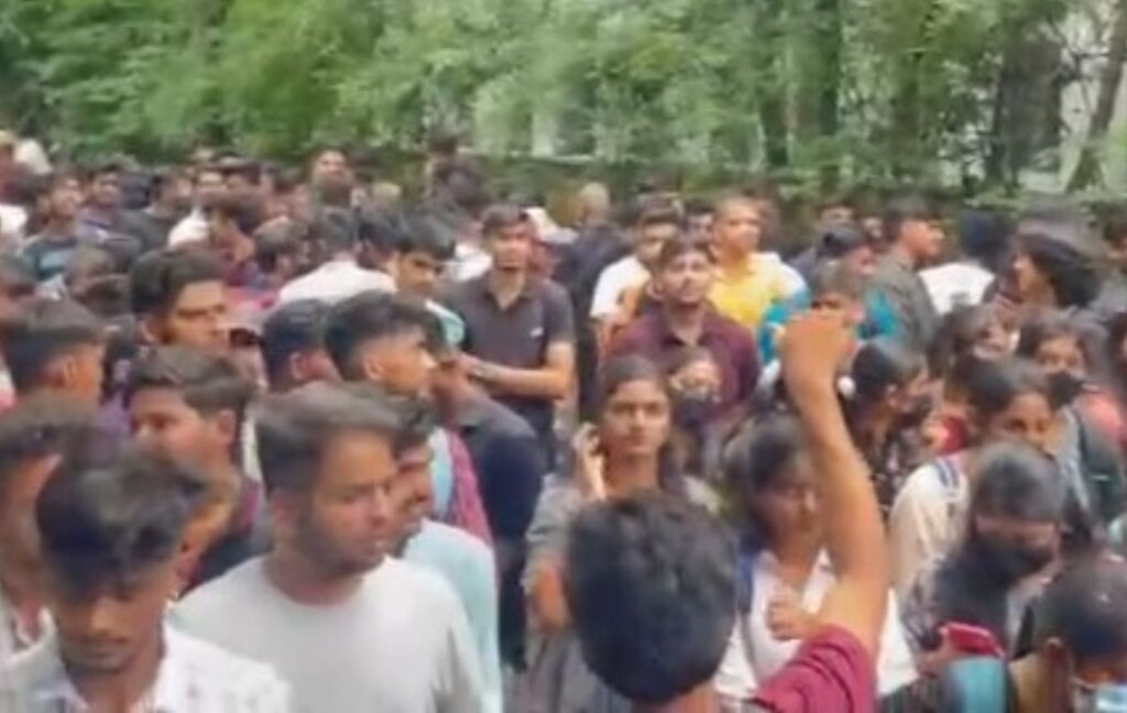 Engineering Students Storm Pune University Gate, Demand Revaluation of Results