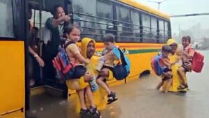 Watch Mumbai 's True Heroes: Mumbai School Bus Shut Down On Flooded Road, Cops Come To Rescue