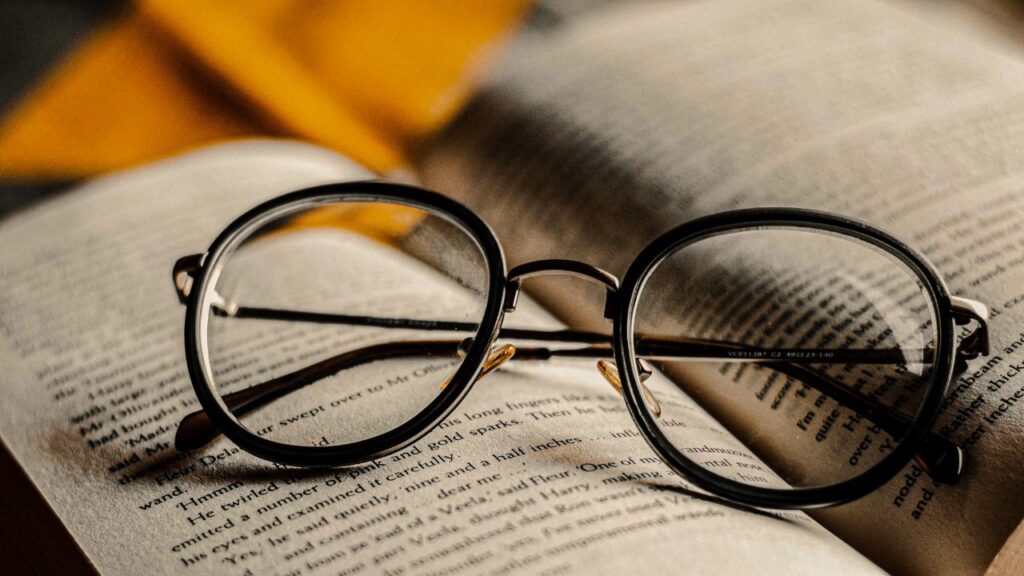 Still Wearing the Same Glasses? These 5 Signs Prove You Might Be Hurting Your Eyes