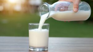 When Is the Right Time to Drink Milk and How Much Should You Really Have?