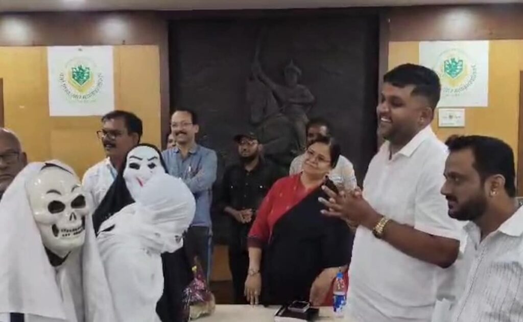 Viral Video: Vasai Locals Stage Ghost-Themed Protest Against Playground in Crematorium