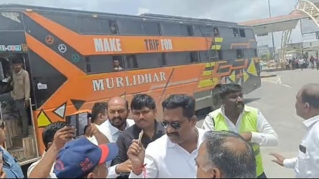 Wardens Accused of Taking ₹500 Bribe from Bus Driver on Mumbai–Pune Expressway; Citizens Assault Warden