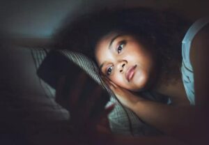 Addicted to Checking Your Phone While Sleeping or Waking Up? Know How Dangerous It Is for the Brain and Body