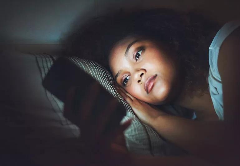 Addicted to Checking Your Phone While Sleeping or Waking Up? Know How Dangerous It Is for the Brain and Body