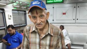 Elderly Man Sells Homemade Sweets on Chennai Trains After Daughter Settles Abroad