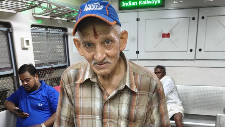 Elderly Man Sells Homemade Sweets on Chennai Trains After Daughter Settles Abroad