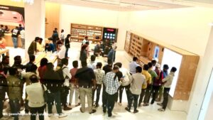 Pune: Long Queues Outside Apple Store In Koregaon Park As iPhone 17 Series Goes On Sale
