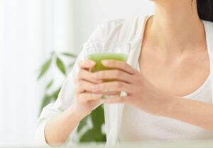 In Your 40s? This Viral Smoothie Promises Glowing Skin & Easy Weight Loss