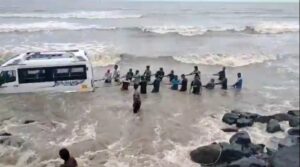 Minibus Gets Stuck During High Tide at Gorai Beach in Mumbai; FIR Filed Against Driver Despite No Injuries