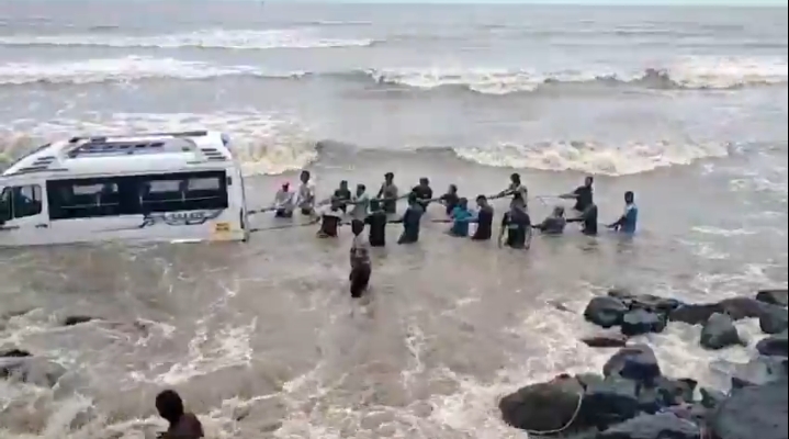 Minibus Gets Stuck During High Tide at Gorai Beach in Mumbai; FIR Filed Against Driver Despite No Injuries