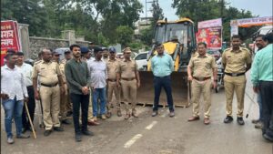 Pune: Kalepadal Police and PMC Demolish Illegal Office of Notorious Goon Rizwan alias Tipu Pathan in Hadapsar