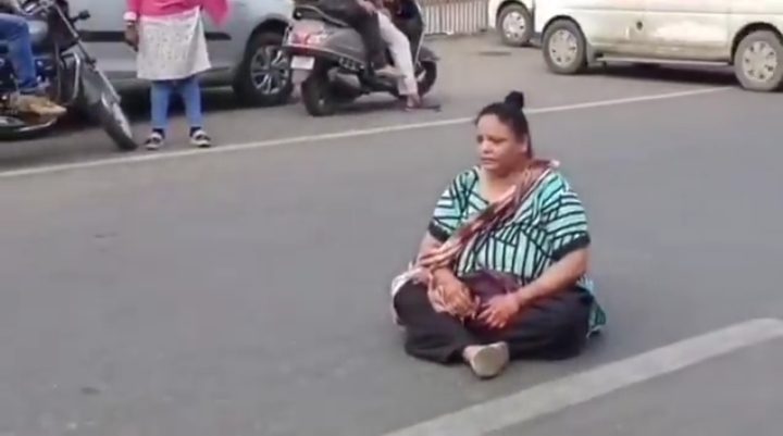 Paid ₹20 but Got Only 4 Pani Puris Instead of 6, Woman Creates Chaos in Vadodara and Brings Traffic to a Standstill