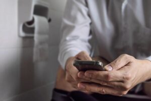 Experts Warn: Prolonged Toilet Sitting May Trigger Nerve Damage and ‘Toilet Seat Neuropathy’