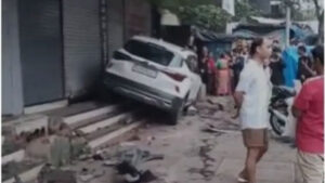 SUV Crashes into Mumbai Shop After Jumping Footpath; Alcohol Bottles Found Inside Vehicle