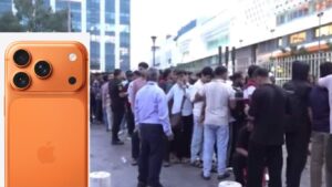 Watch Video of Mumbai Queues for iPhone 17 Before Sunrise, Huge Crowd at Bandra Apple Store
