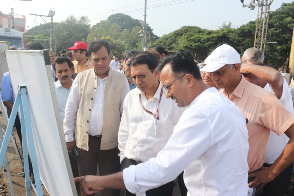 Pune: Central Railway GM Inspects Hadapsar and Khadki Terminals, Urges Rapid Completion of Works