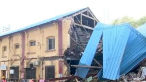 Watch Video: 7 Injured as Portion of Old Fanuswala Building Collapses in Mumbai’s Madanpura