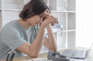 Your Body Feels Hungry But Your Mind Says No — Here’s the Science Behind It