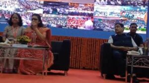 Viral Video: Two Female Postal Officers Clash Over Chair in Front of Nitin Gadkari at Nagpur Employment Fair