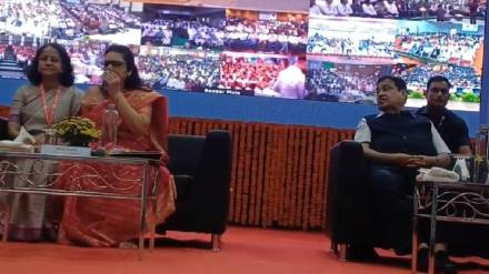 Viral Video: Two Female Postal Officers Clash Over Chair in Front of Nitin Gadkari at Nagpur Employment Fair
