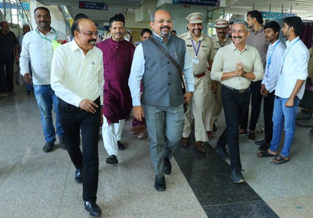 Pune: Maha-Metro MD Shravan Hardikar Takes Additional Charge As PCMC Commissioner, Arrives At Office By Metro