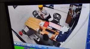 Caught on Camera: Four Men Storm Pune's Ambegaon Petrol Pump at Gunpoint