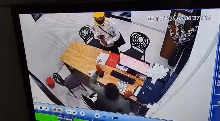 Caught on Camera: Four Men Storm Pune's Ambegaon Petrol Pump at Gunpoint