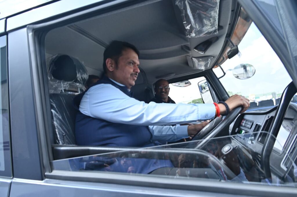 Pune: CM Fadnavis Inaugurates Blue Energy Motors’ Swappable-Battery Heavy-Duty EV Truck, Calls It a ‘Revolution on Wheels’