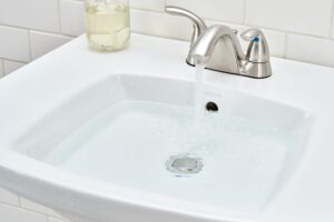 Ever Noticed That Tiny Hole in Your Bathroom Sink? Here’s What It’s Actually For – Most People Have No Clue!